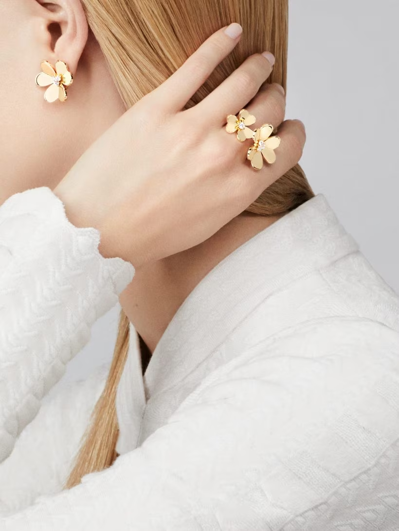 Frivole Between the Finger Ring