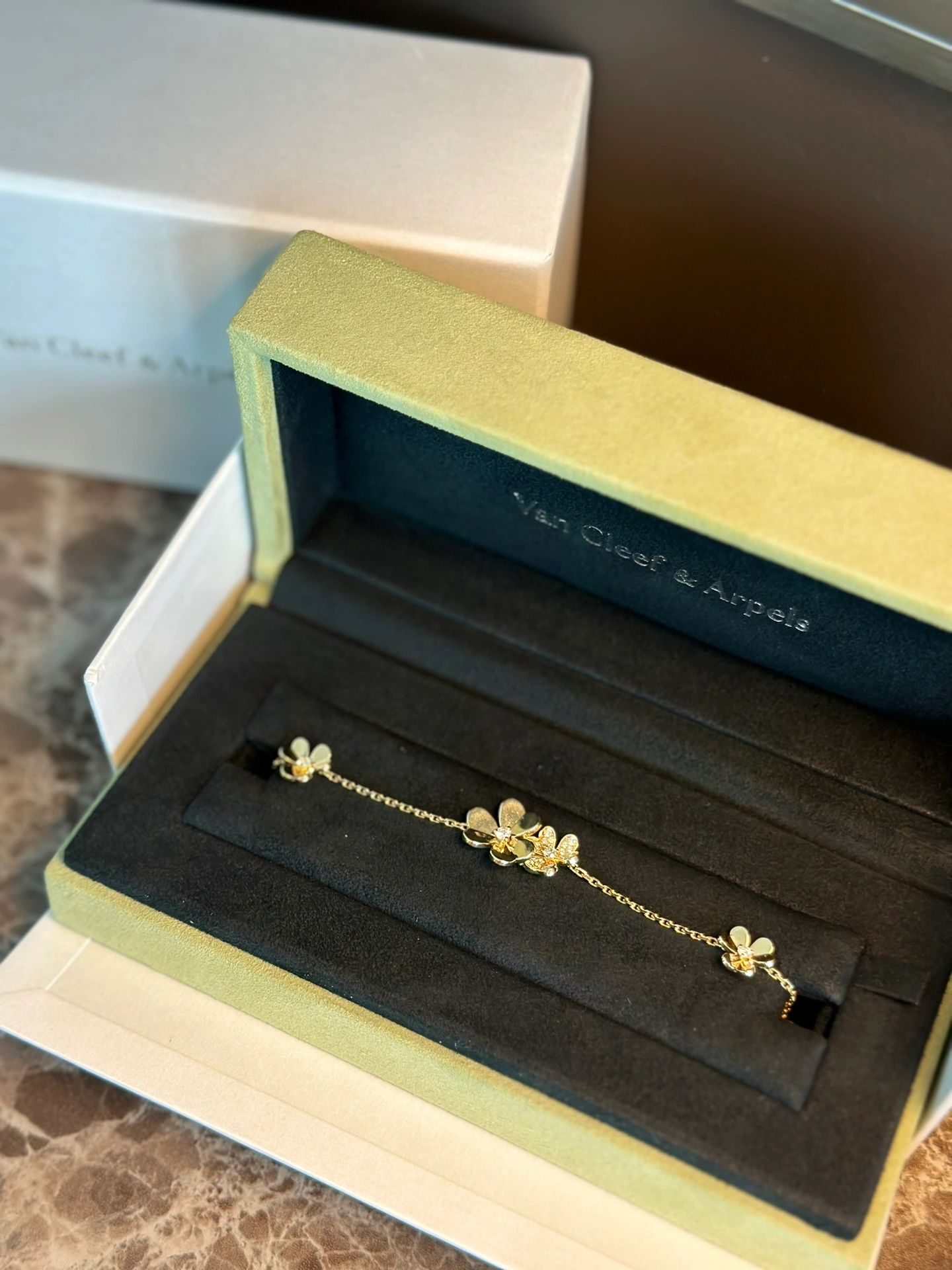 Frivole bracelet, 5 flowers