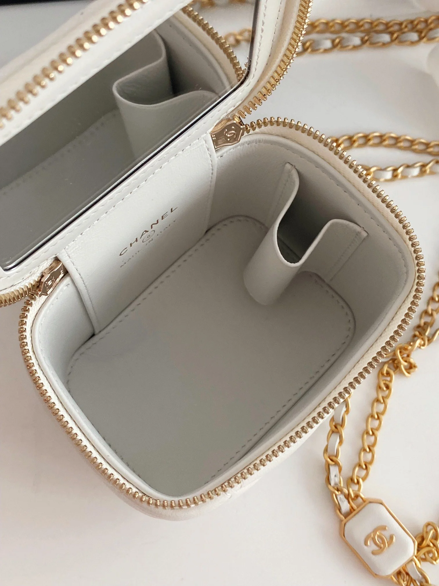 Chanel Small Vanity With Chain White For Women, Women’s Bags 4.3in/11cm
