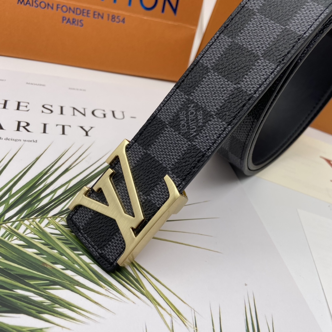 Louis Vuitton INITIALES 40MM REVERSIBLE