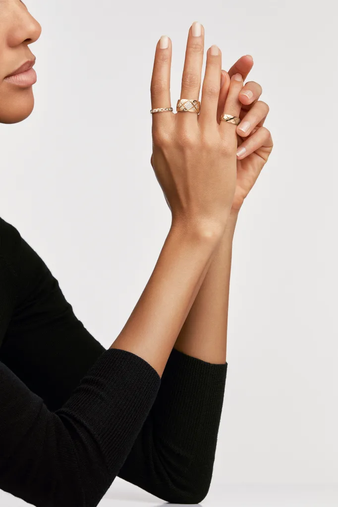 COCO CRUSH RING Quilted motif, small version, Stainless steel and gold plating BEIGE GOLD