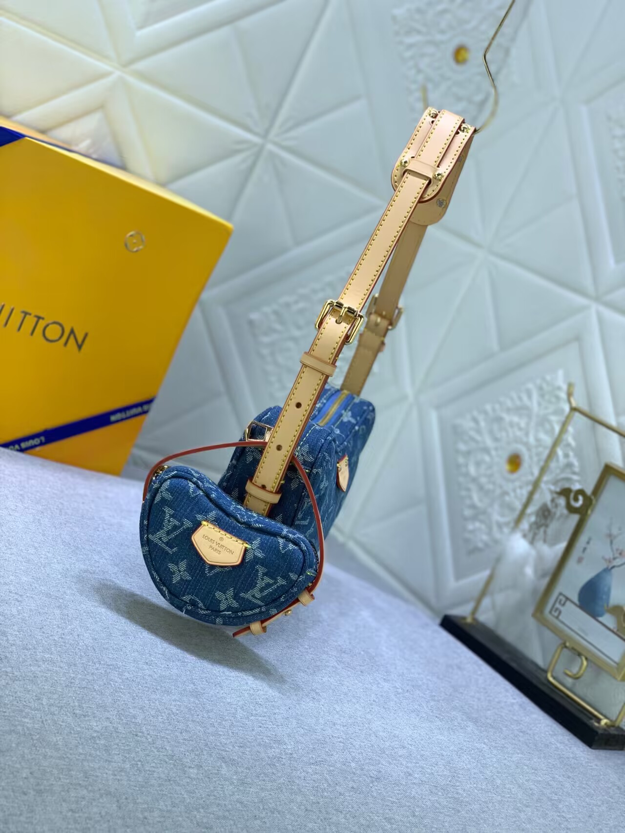 Louis Vuitton Croissant MM M46856