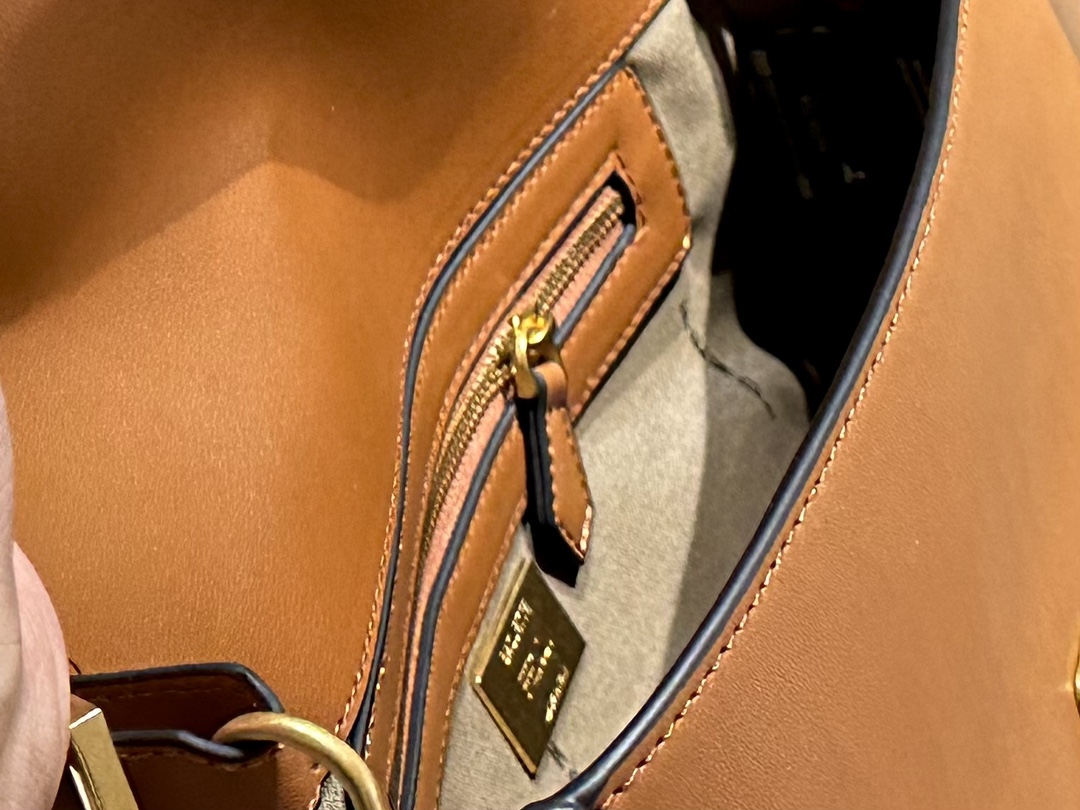 Fendi Baguette  Medium
