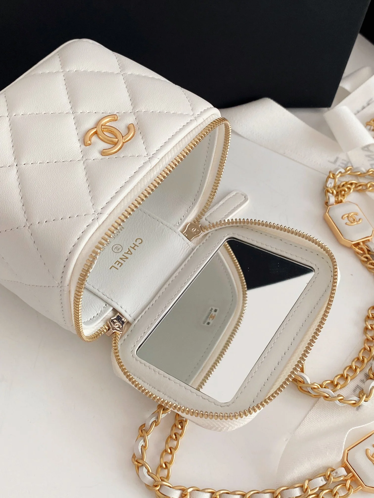 Chanel Small Vanity With Chain White For Women, Women’s Bags 4.3in/11cm