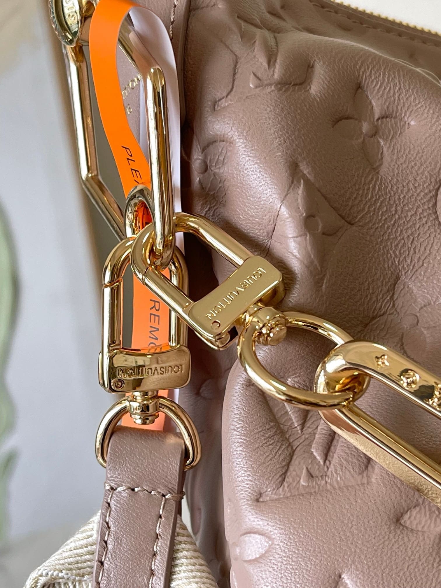 Louis Vuitton M12071 Coussin Hobo MM