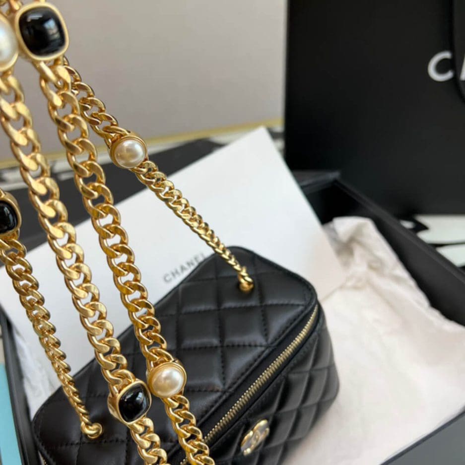 Chanel Vanity with Chain AP2937