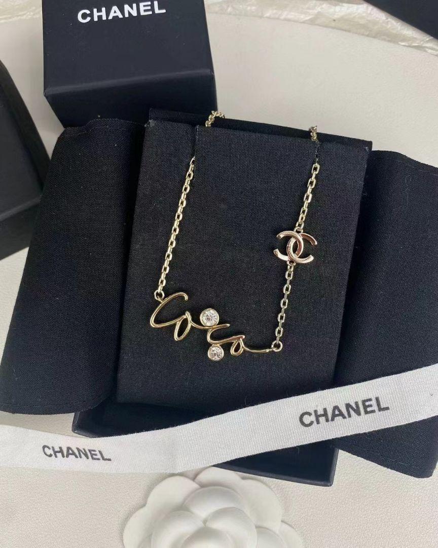 Elegant and delicate double C logo necklace