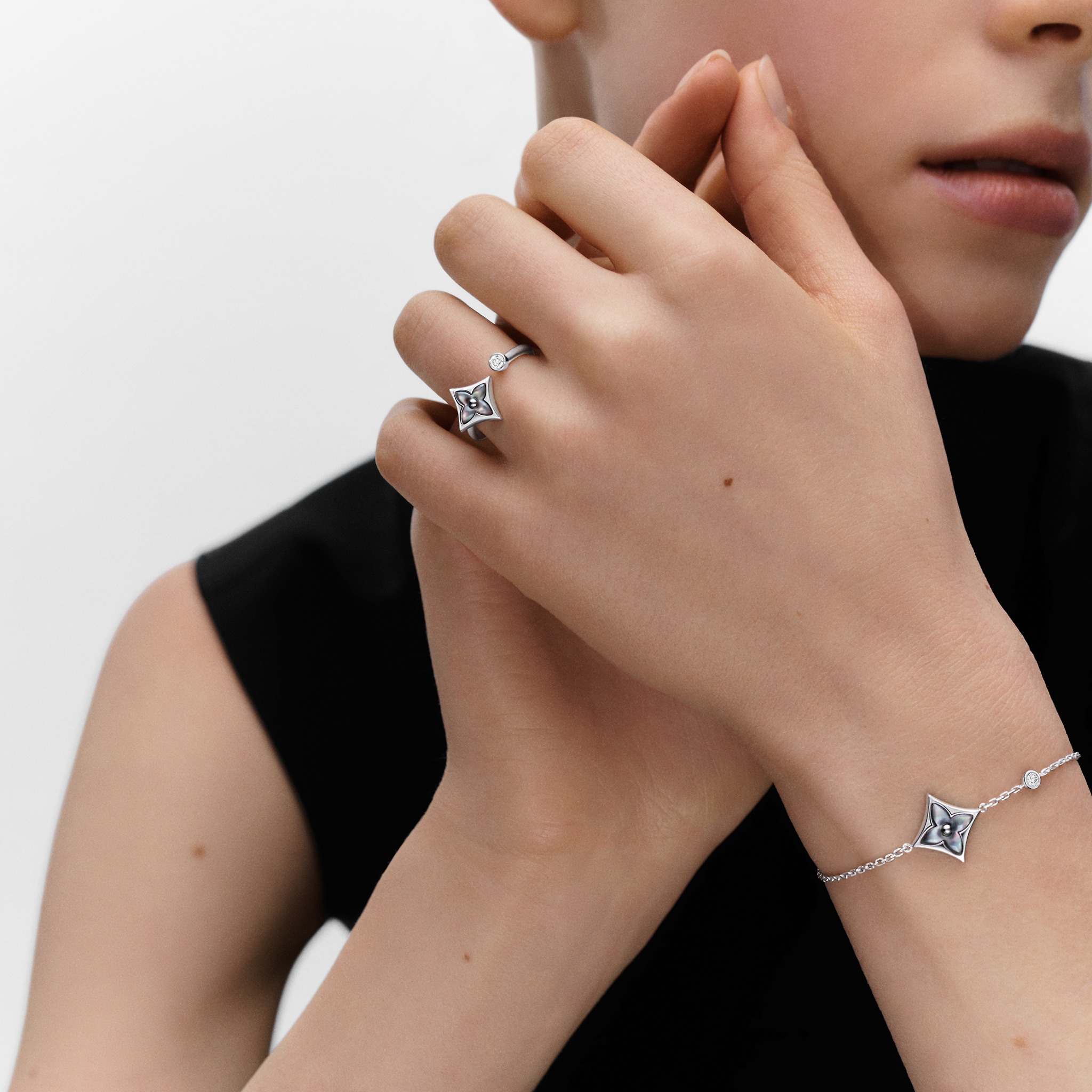 Louis Vuitton Color Blossom Bb Star Bracelet, White Gold, Grey Mother-Of-Pearl And Diamond