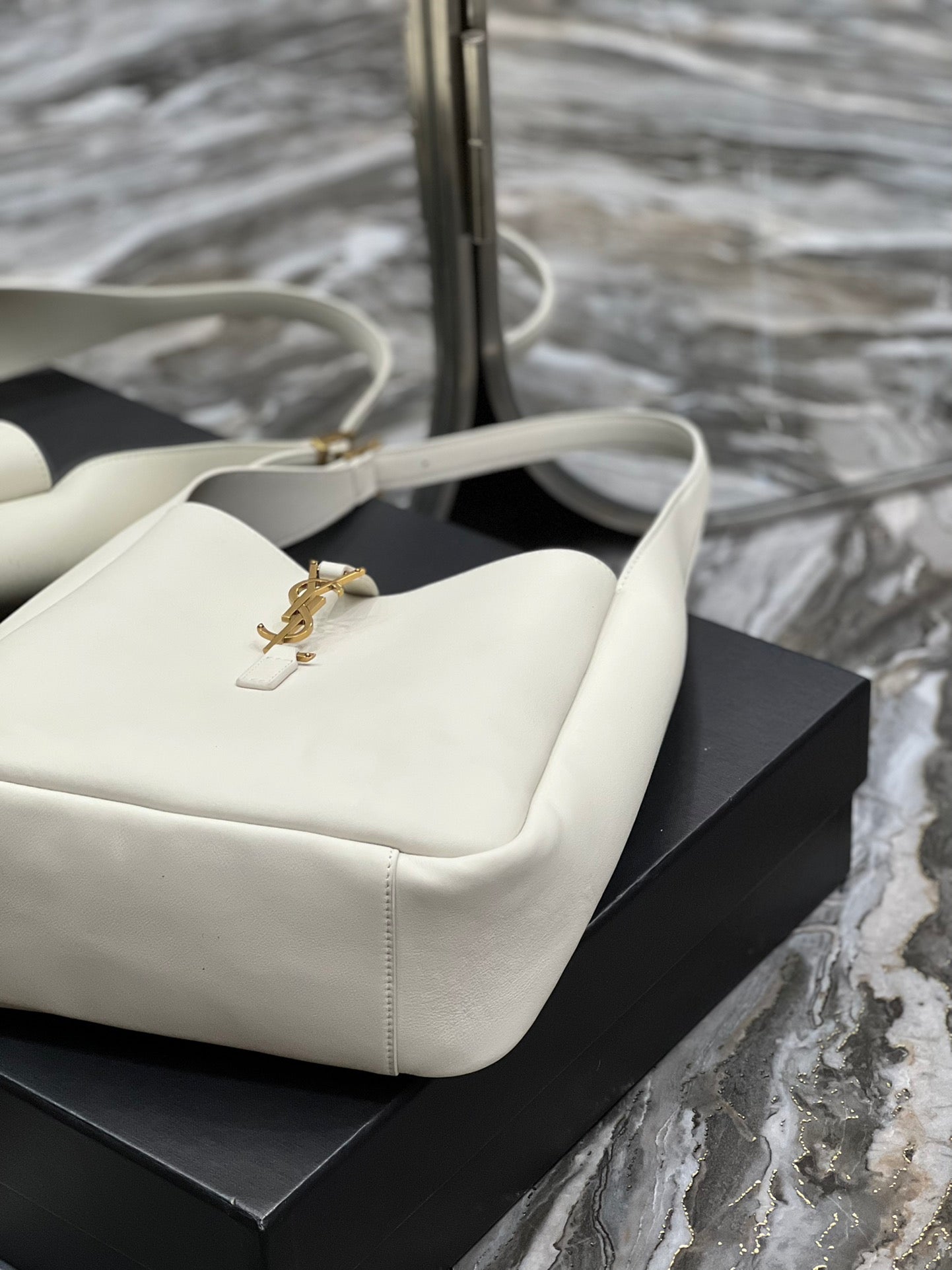 YSL LE 5 À 7 SOFT SMALL HOBO BAG IN SMOOTH LEATHER