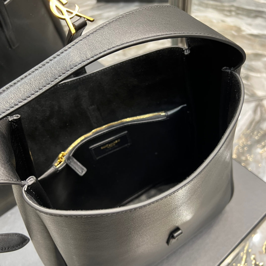 YSL LE 5 À 7 SOFT SMALL HOBO BAG IN SMOOTH LEATHER