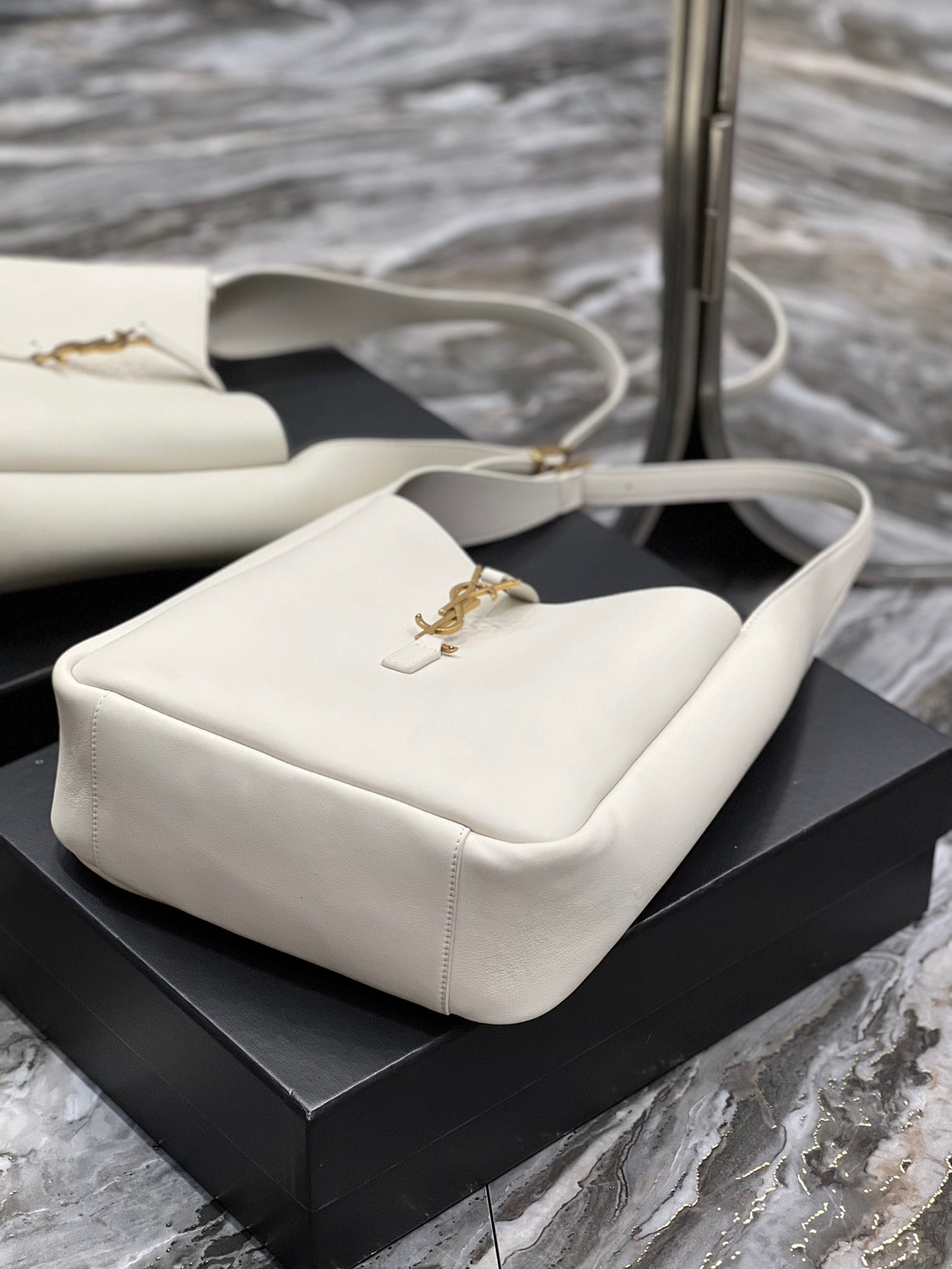 YSL LE 5 À 7 SOFT SMALL HOBO BAG IN SMOOTH LEATHER