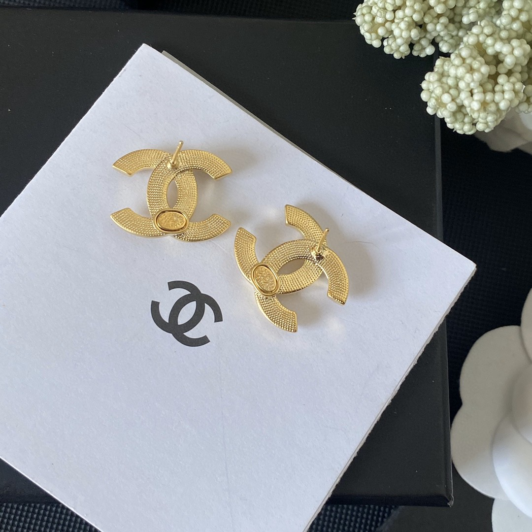 Chanel CC Logo Stud Earrings (Gold-Tone / CHANEL Script) - KAIROO