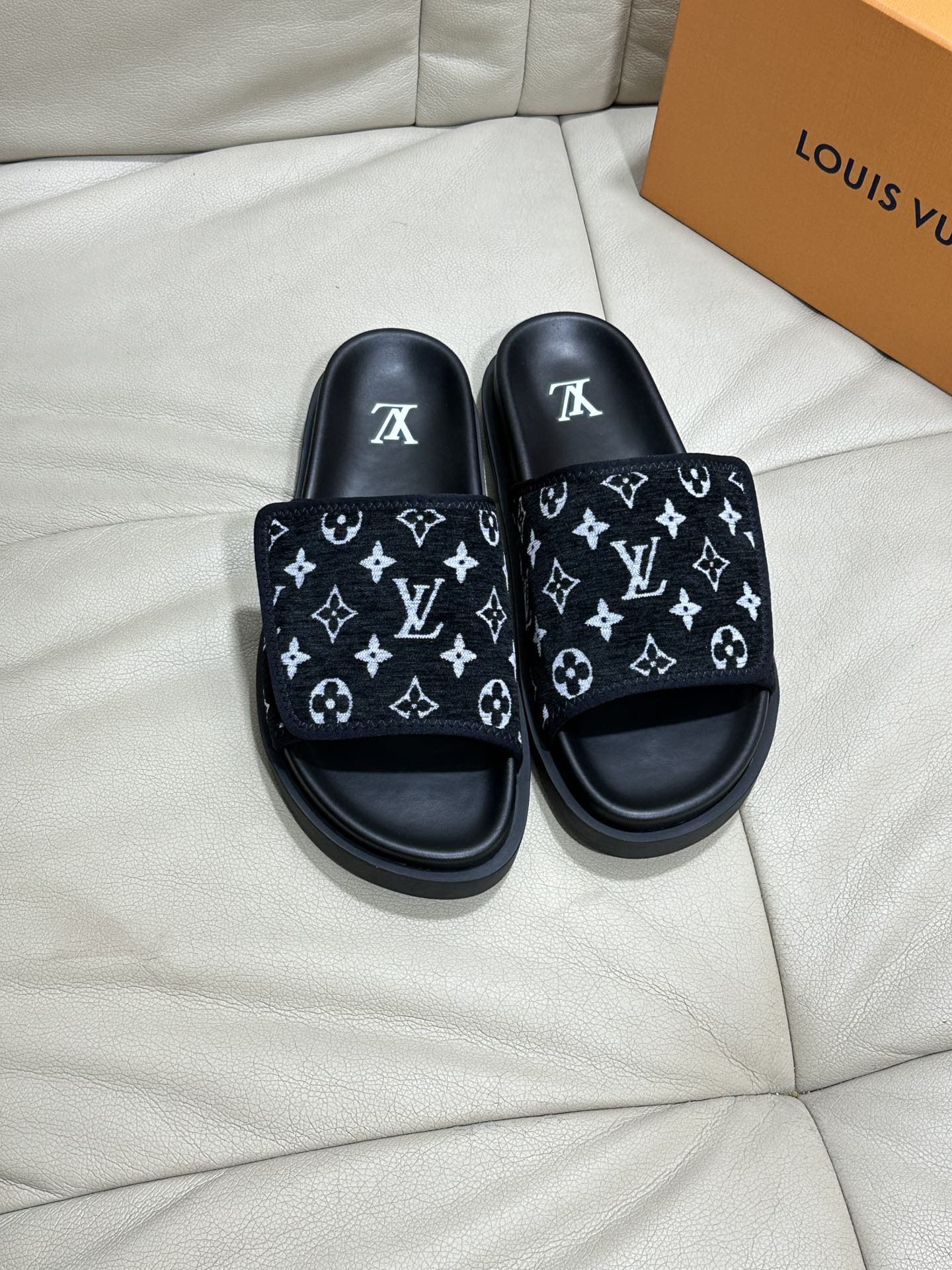 Louis Vuitton LV  Pool Pillow Flat Comfort Mules - KAIROO