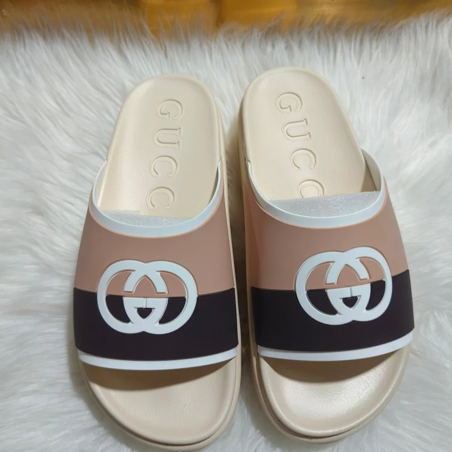 GUCCI Interlocking G Logo Detail Rubber Slide Sandal - KAIROO