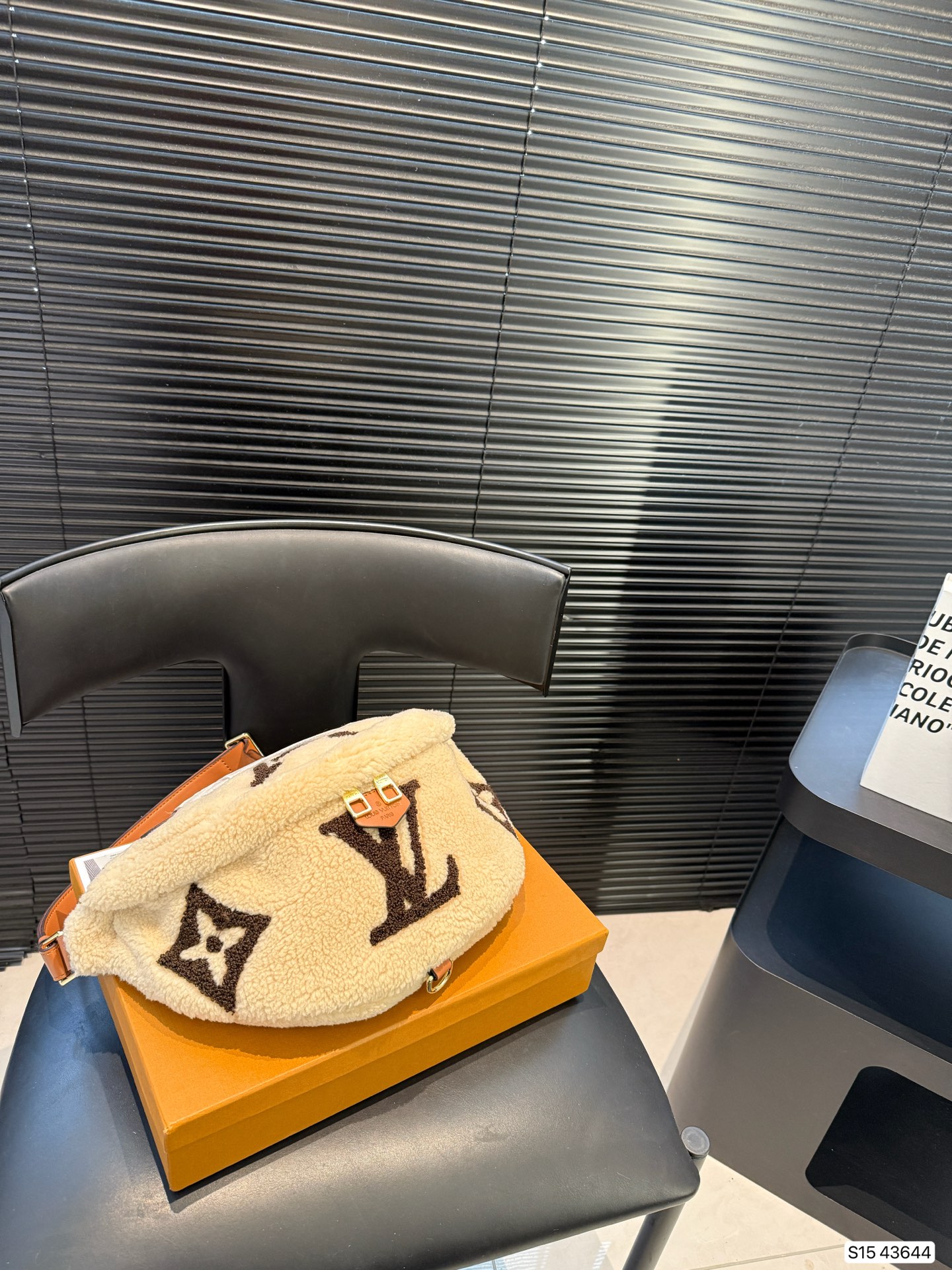 Louis Vuitton LV  Bumbag Shearling - KAIROO