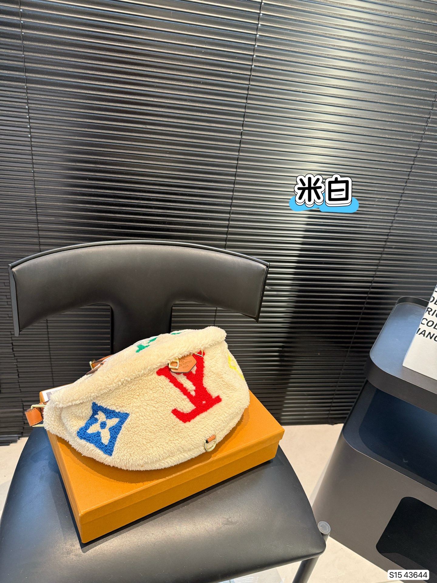 Louis Vuitton LV  Bumbag Shearling - KAIROO