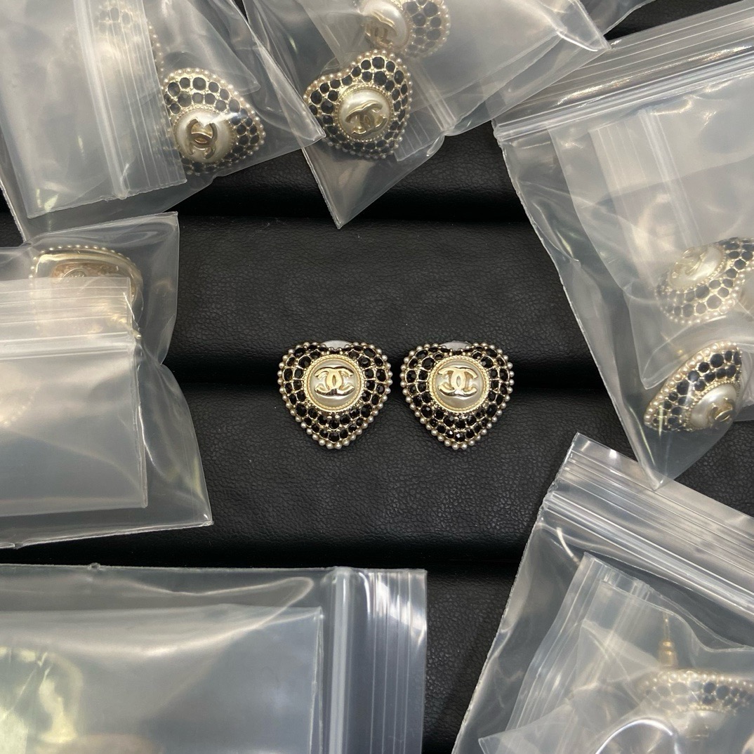 Chanel CC Heart Pearl Stud Earrings - KAIROO