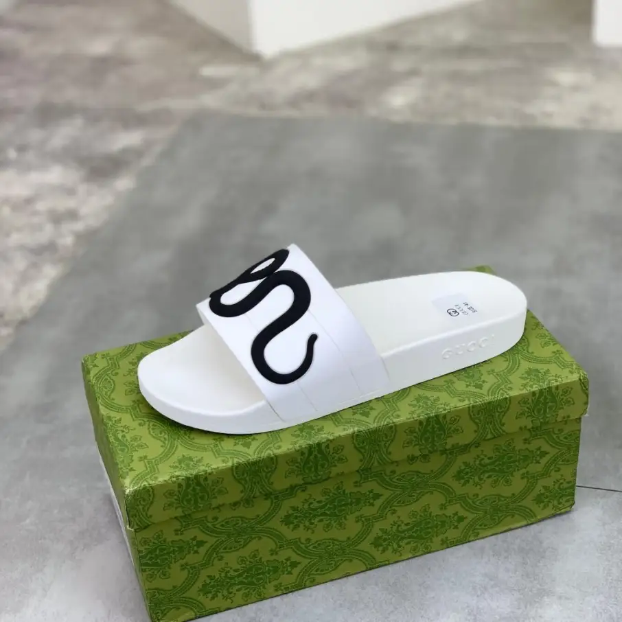 GUCCI Logo Embossed Linear Pattern Rubber Slides - KAIROO