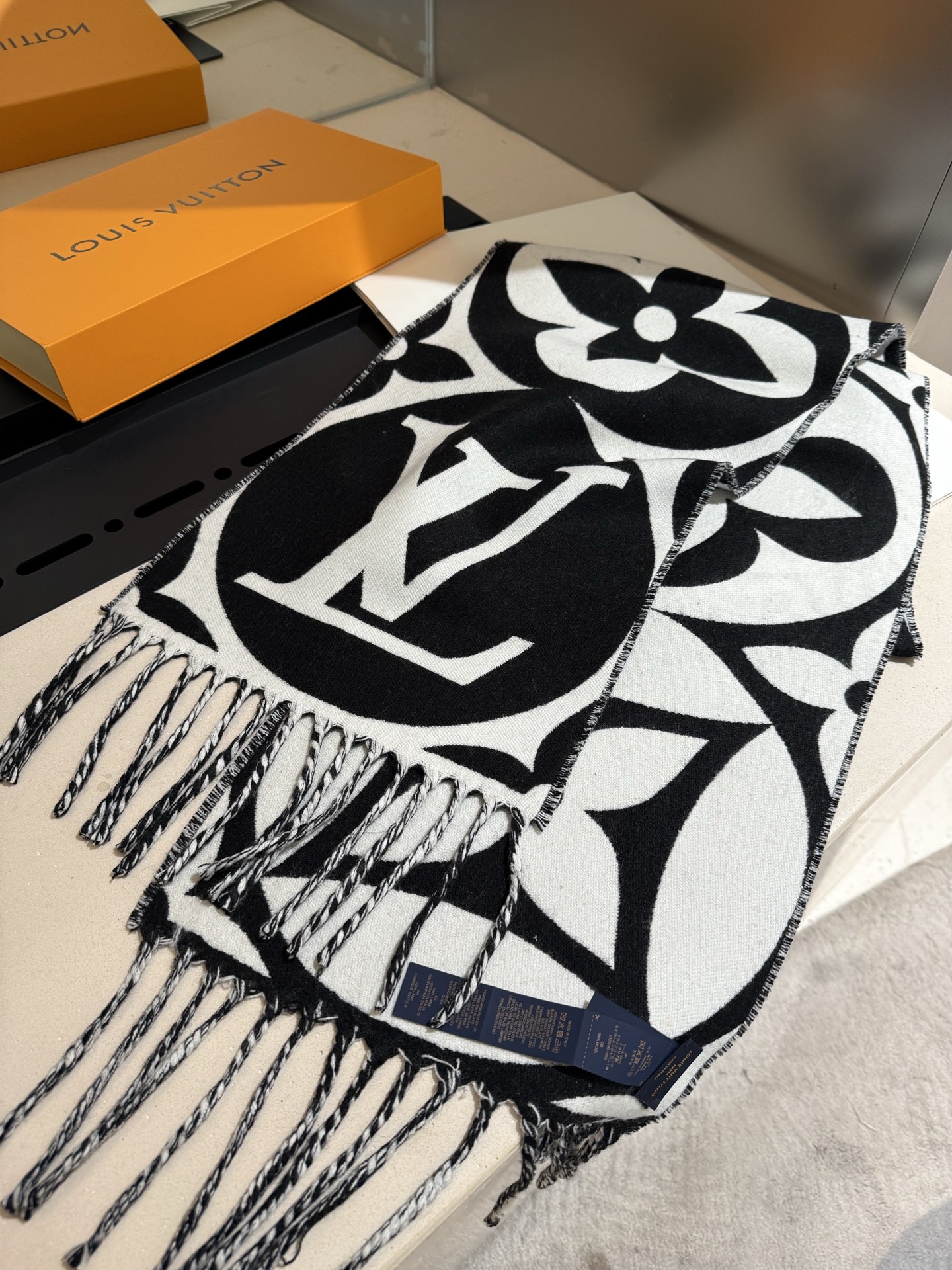 Louis Vuitton LV  Big Logo Black and White Two-Tone Scarf - KAIROO