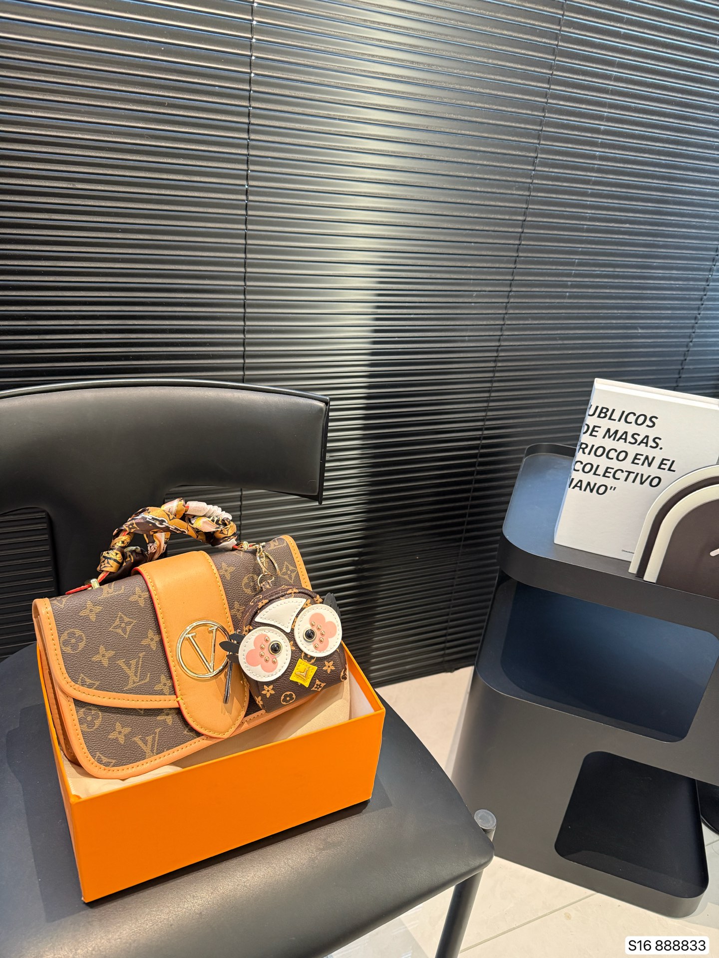 Louis Vuitton LV  V Tote PM - KAIROO