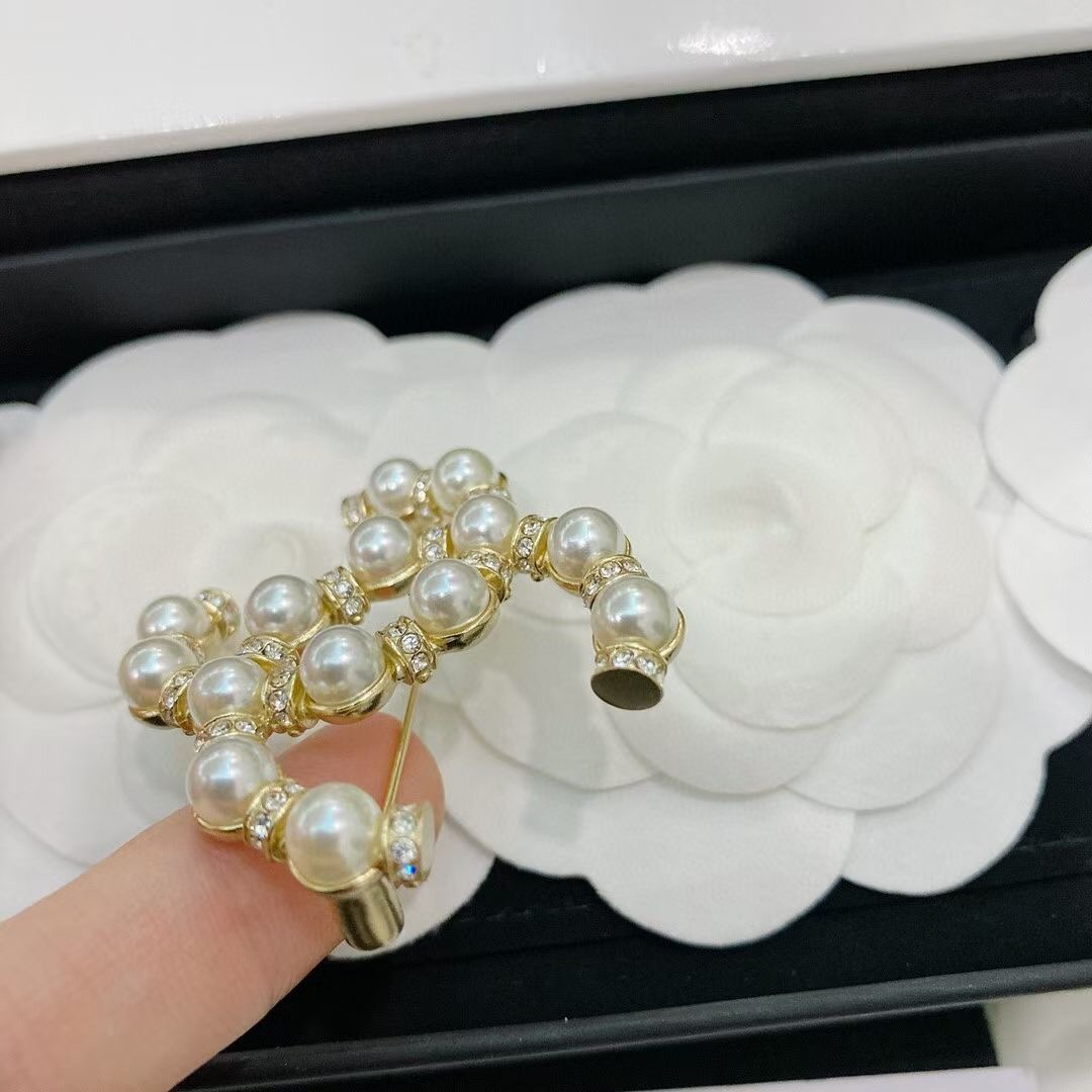 Chanel Classic Pearl & Strass CC Brooch - KAIROO
