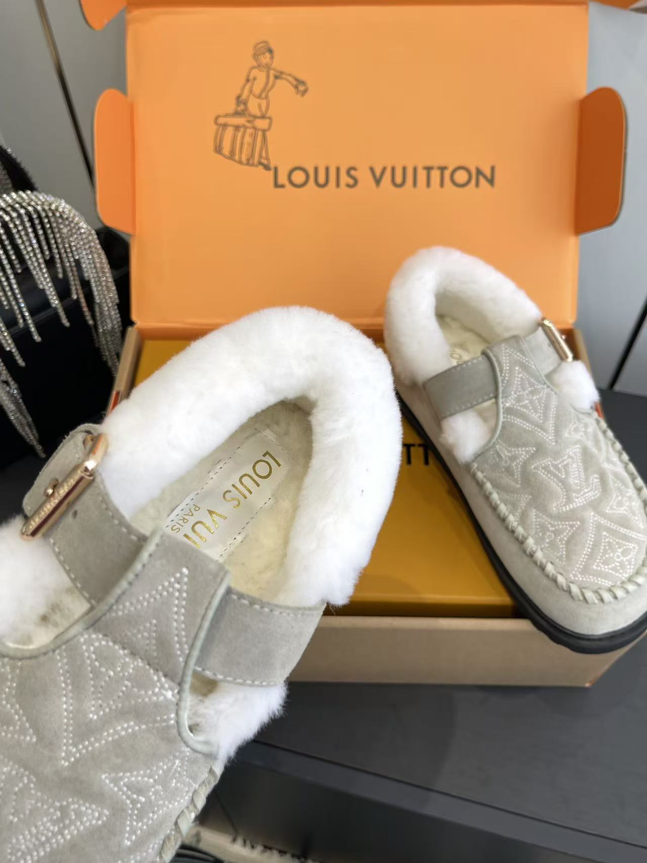 Louis Vuitton LV Cosy Flat Comfort Shearling-Lined Mules - KAIROO