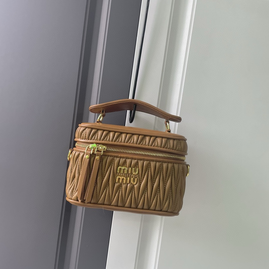 Miu Miu Oval Box Matelassé Leather Metal-Logo Cosmetic Handle Bag - KAIROO