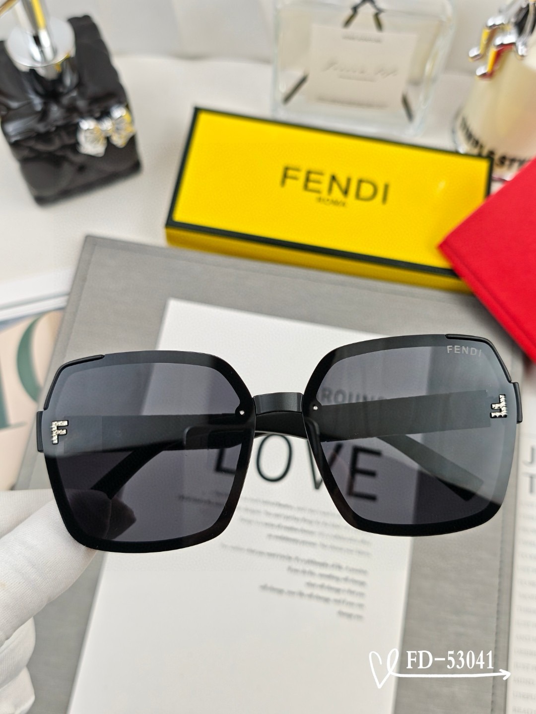 Fendi Polaroid Resin Oversized FF Logo Polarized Sunglasses - KAIROO