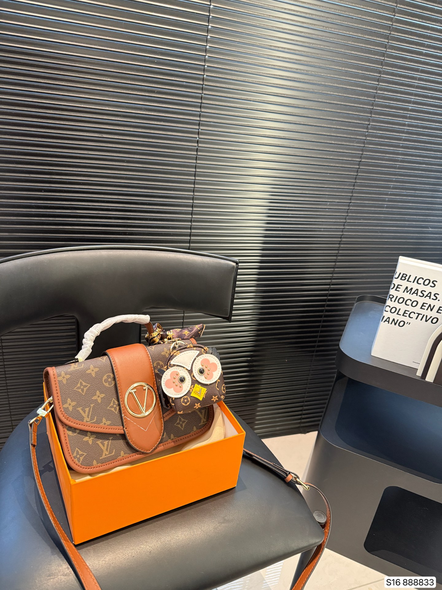 Louis Vuitton LV  V Tote PM - KAIROO