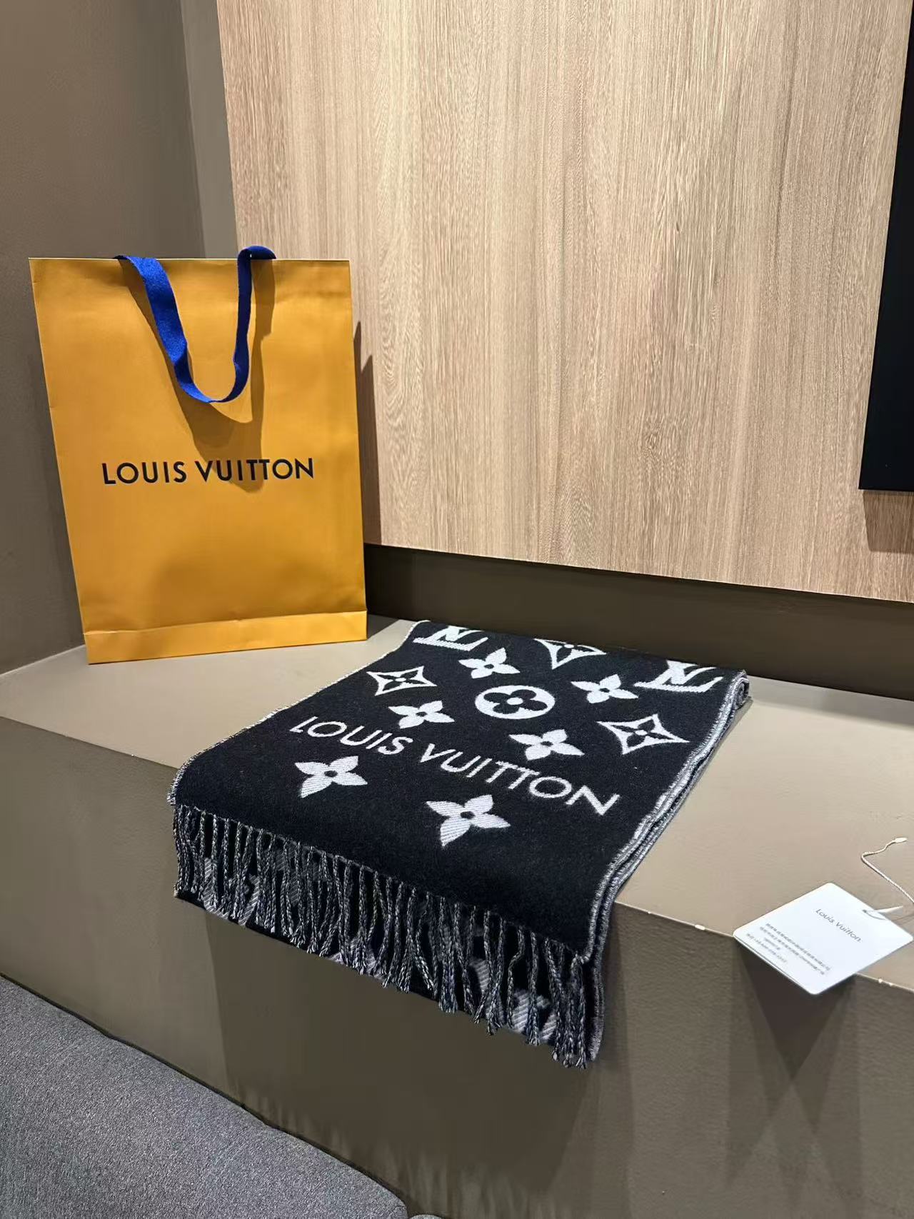 Louis Vuitton LV  Logomania Scarf - KAIROO
