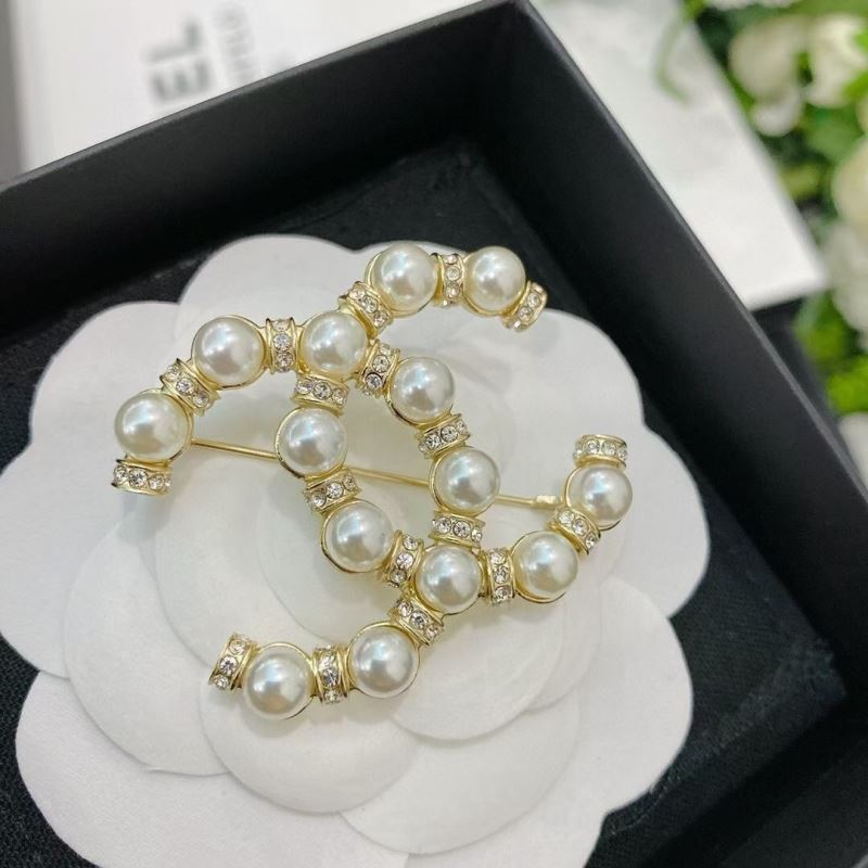 Chanel Classic Pearl & Strass CC Brooch - KAIROO