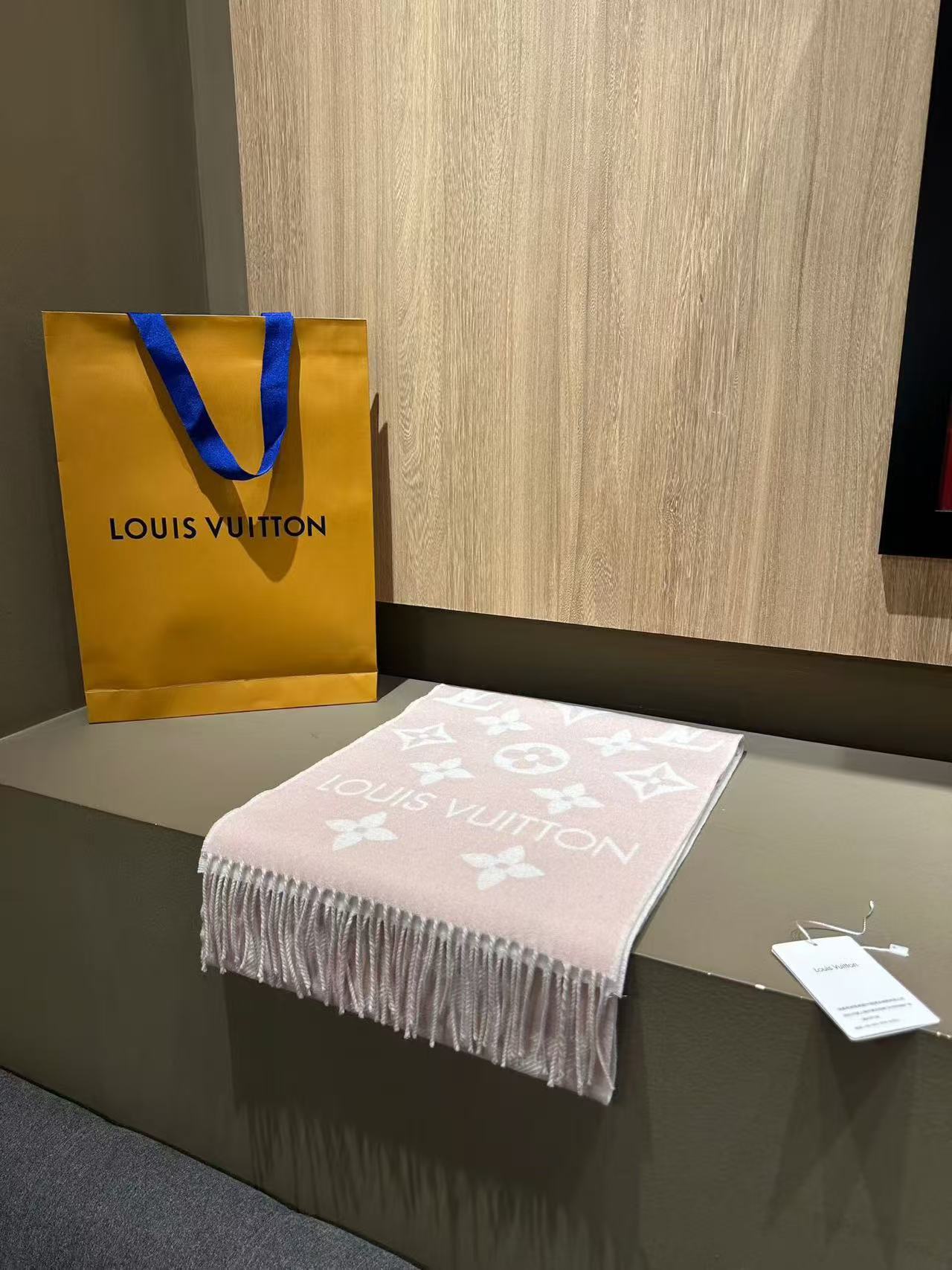 Louis Vuitton LV  Logomania Scarf - KAIROO